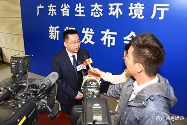 ▲省生態(tài)環(huán)境廳黨組成員、副廳長陳金鑾接受記者采訪